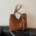 Donkerbruine kunstlederen shopper met reliëfopdruk en pluchen beer hanger - Bruin met hanger