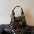 Bolso tote de cuero sintético marrón oscuro con forma de luna y correa en estilo retro - Con Colgante / Café