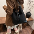 Retro zwarte minimalistische hobo-emmer tas in mat met lange lederen riem details - Zwart