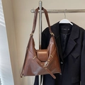 Bolso tote de cuero marrón vintage con correas cruzadas y detalles de ganchos metálicos - Sin colgante / Marrón Oscuro