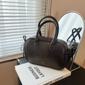 Retro-Handtasche aus Kunstleder in Dunkelbraun mit goldenem Reißverschluss oben - Schwarz