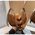 Bolso hobo de piel suave marrón caramelo con detalles plisados y hebilla dorada - Palma Yadan