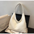Elegante bolso hobo de lana crema con textura suave para estilos de otoño e invierno - Blanco Roto