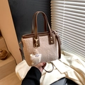 Schicke cremefarbene Fleece-Beuteltasche mit braunem Lederbesatz und Plüsch-Anhänger - Beige mit Anhänger