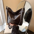 Grande borsa hobo marrone scuro con tracolla a fantasia e texture in pelle PU liscia - Marrone