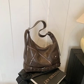 Braune Hobo-Tasche aus Vintage-Leder mit Metallreißverschlüssen und Schnallen - Braun