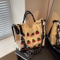 Beige Segeltuchtasche mit roten Kirschstickereien und schwarzen Webgriffen und Riemen - Gebrochenes Weiß
