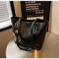 Dettaglio borsa tote in pelle nera con scritte moda e sciarpa di seta decorativa sul manico - Nero