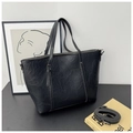 Bolso tote negro de piel sintética con bolsillo ondulado y correa ajustable - Negro