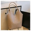 Detalle del bolso tote tejido caqui claro con textura de ecocuero y apertura en forma de V - Caqui