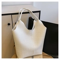 Primer plano detallado de la textura de un bolso tote tejido blanco y diseño de correa - Blanco