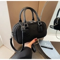 Detail der schwarzen Boston Bag aus Wildleder mit floralem Reißverschluss und Silber-Hardware - Schwarz