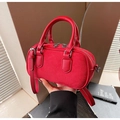 Detailansicht der roten Boston Bag mit genarbtem Leder und verstellbarem Schultergurt - Rot
