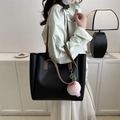Borsa tote in pelle nera opaca con spalline marroni e ciondolo a pesca rosa - Nero con ciondolo