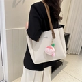 Grande borsa tote bianco off-white con manici marroni e ciondolo a pesca rosa - Beige Con Ciondolo