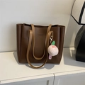Grande borsa tote marrone con logo AIBEIDA a rilievo e ciondolo a pesca in peluche - Caffè con Ciondolo
