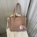 Borsa tote in pelle rosa con ciondolo a pesca in peluche e logo su blazer bianco - Rosa con ciondolo