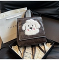 Vintage brauner Lederrucksack mit niedlichem weißem Plüsch-Welpen-Patch in einer Geschenkbox - Braun