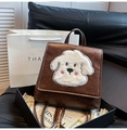 Dunkelbrauner Lederrucksack mit niedlicher Plüschwelpen-Stickerei in einer Geschenkbox - Braun