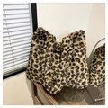 Bolso tote grande de felpa con estampado de leopardo y textura suave de piel de cordero - Marrón