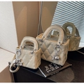 Detail van beige gewatteerde handtassen in twee maten met metalen bedeltjes en kettingen - Khaki Groot