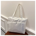 Borsa tote trapuntata bianca in nylon stile puffer con bottone a pressione in metallo - Bianco Perlato
