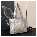 Détail rapproché du sac cabas matelassé argenté avec fermoir magnétique métallique - Argent