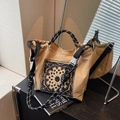Bolso tote étnico vintage marrón con bordado paisley negro y correa ajustable larga - Caqui