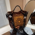 Bolso tote marrón vintage con bordado étnico amarillo y asas de cuerda resistentes - Marrón