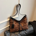 Borsa tote leopardata grande capacità con manici in pelle nera e stile retrò - Marrone
