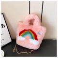 Detail der weichen rosa Plüschtasche mit Regenbogenmuster und blauer Hasenbestickung - Hellrosa
