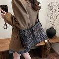 Borsa tote retrò leopardata con spalline in pelle nera mostrata in un interno accogliente - Nero