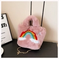 Detail der rosa Plüschtasche mit Regenbogen-Stickerei, Goldkette und Hasen-Anstecker - Dunkelrosa