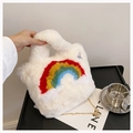 Detail der weichen weißen Plüschhandtasche mit Regenbogenmuster und goldener Kette - Gebrochenes Weiß
