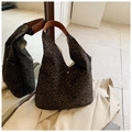 Bolso tote con estampado de leopardo oscuro, asas de cuero marrón y botón de plata - Leopardo Café