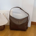 Bolso hobo marrón café oscuro en cuero mate con correa ajustable y cierre de cremallera - Marrón