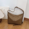Bolso hobo de cuero marrón con costuras verticales y correa ancha ajustable - Marrón
