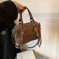 Borsa Boston in pelle marrone con dettagli argento e ciondolo intrecciato a mano - Marrone con ciondolo