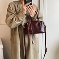 Borsa a bauletto retrò bordeaux in ecopelle lucida con ciondolo a nodo intrecciato - Rosso Vino Con Pendente