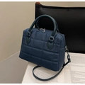 Sac Boston bleu marine en cuir matelassé avec bandoulière réglable pratique - Bleu