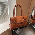 Elegante borsa tote in pelle marrone con logo dorato e spalline regolabili - Marrone