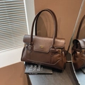 Borsa sottobraccio vintage in pelle PU marrone scuro con logo dorato e dettagli manico - Marrone