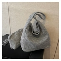 Detailansicht des grauen Strick-Woll-Hobo-Taschensets inklusive passender Mini-Tasche - Grau