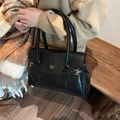 Borsa a spalla retrò in pelle opaca nera con fibbie dorate e logo minimalista PAN 'TOR - Nero
