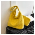 Detailaufnahme der leuchtend gelben Wolltasche mit weicher, flauschiger Textur - Gelb