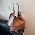 Braune Shopper-Eimertasche aus Wildleder und Leder mit langen Schulterriemen und Bändern - Braun