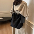 Minimalistische schwarze Damen Schultertasche in großer Kapazität mit lässiger Silhouette - Schwarz