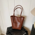 Beuteltasche aus karamellbraunem Leder mit langen Schultergurten für Herbst- und Wintermode - Braun