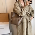 Dunkelbraune große Tote Bag mit minimalistischem Lederdesign und Schultergurt - Khaki