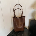 Dunkelbraune Leder-Beuteltasche im Retro-Stil mit langen Riemen und Fronttasche - Braun